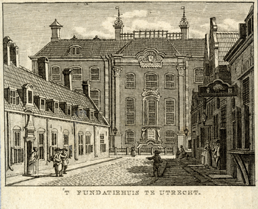 38370 Gezicht vanuit de Lange Nieuwstraat te Utrecht op de voorgevel van de Fundatie van de Vrijvrouwe van Renswoude, ...